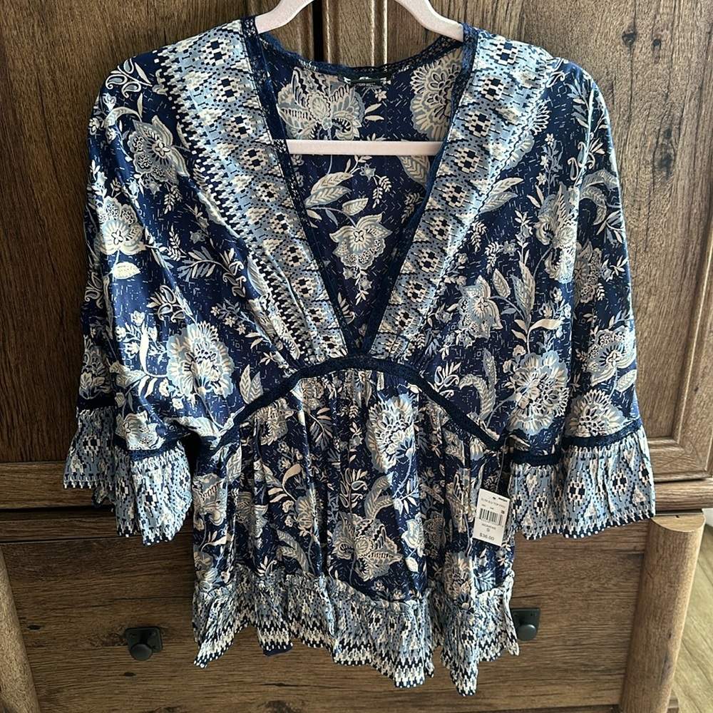 Floral flouncy v neck blouse (NWT)